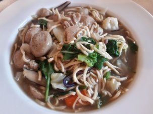 Meatballs with noodles